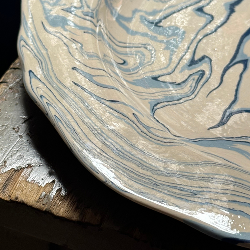 Marbled Scalloped Charger Plate in Belle Île (BI #1102)