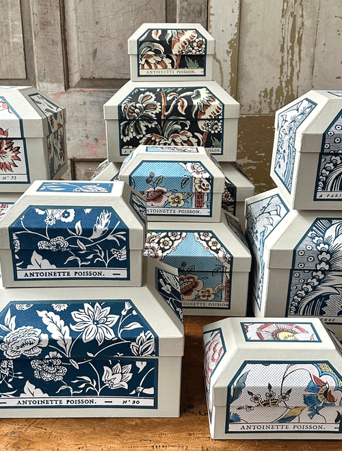 Antoinette Poisson Medium Wedding Box in "Cartes à jouer parfumées" No. 1A